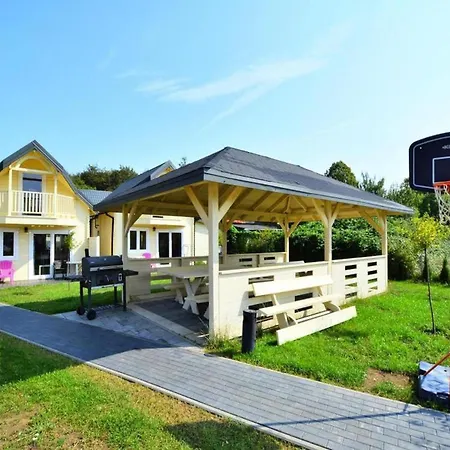 Дом отдыха Single-story Home, Pool, Jacuzzi Устроне-Морске