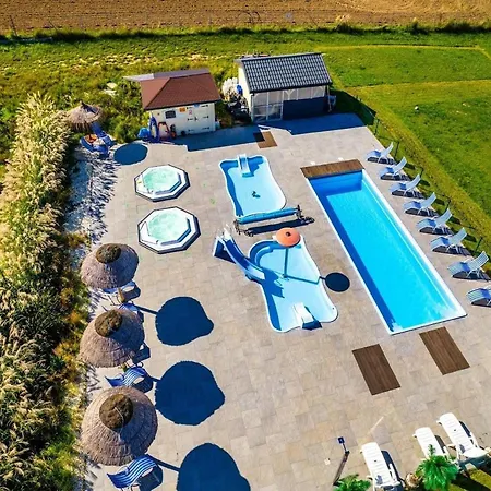 Single-story Home, Pool, Jacuzzi Дом отдыха Устроне-Морске